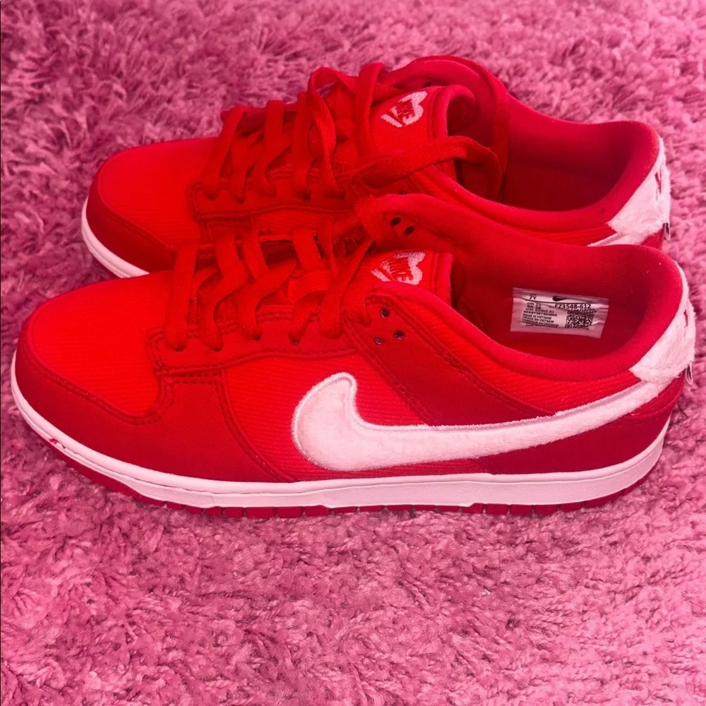 Nike Valentine’s Day Dunks 2024 Red Size 7Y